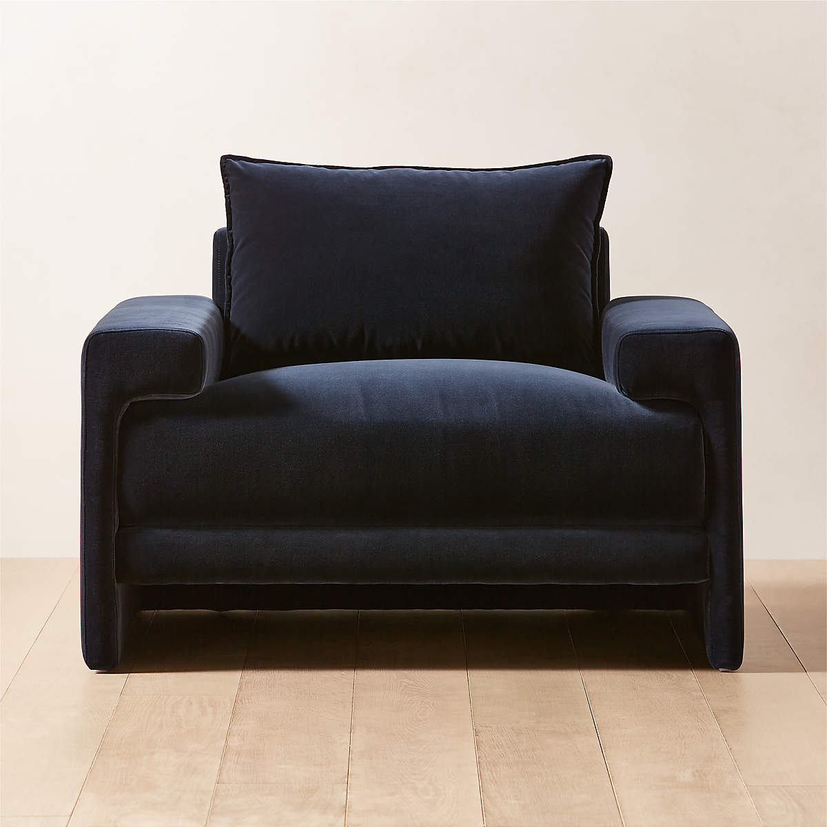 camden-ink-blue-velvet-lounge-chair إيليو - الصورة 1